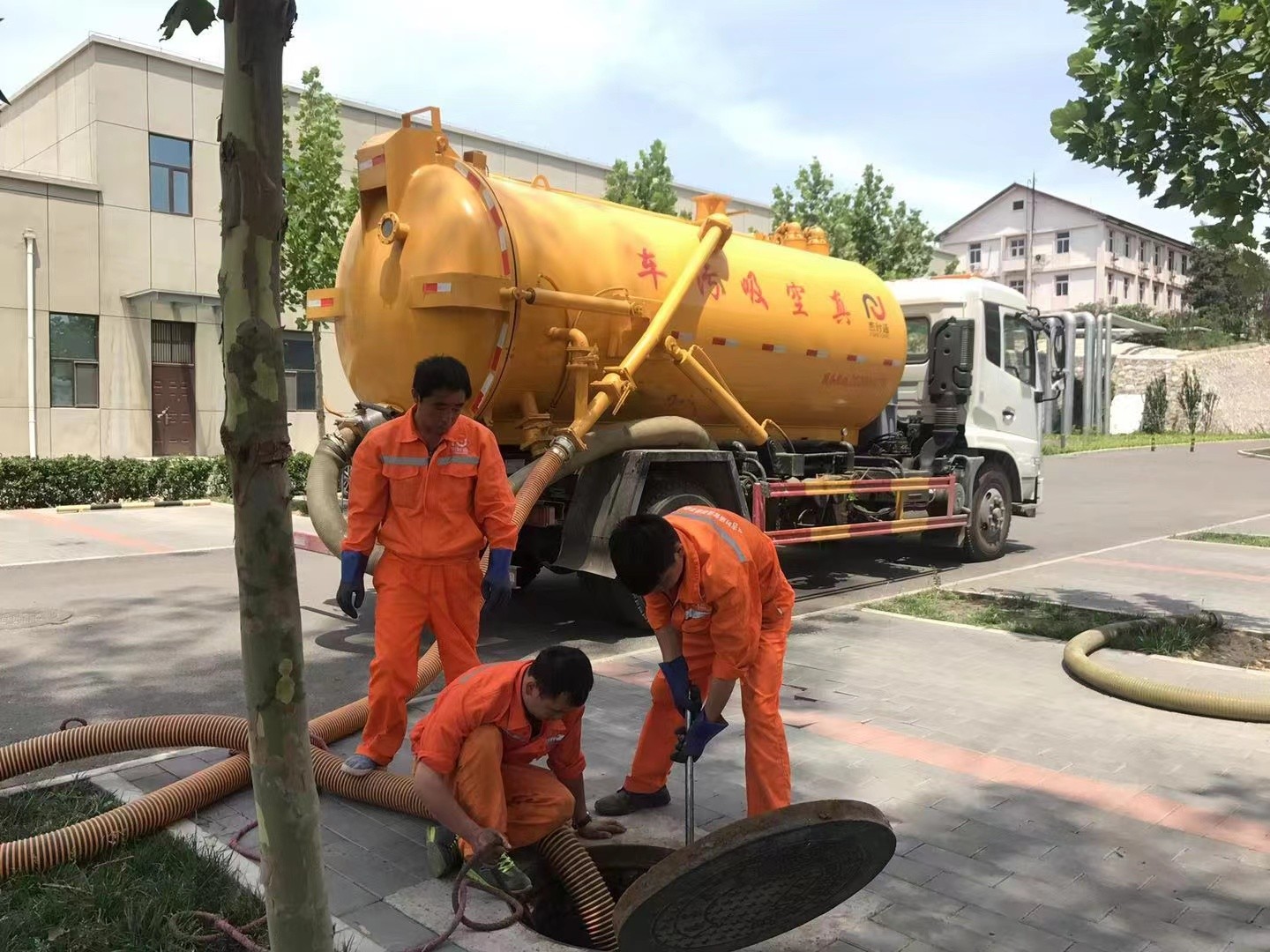 赞皇管道疏通车停在窨井附近