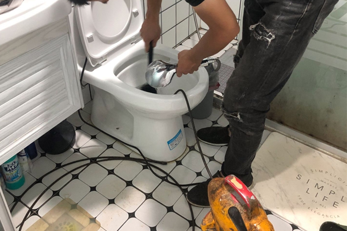 赞皇马桶堵塞自己疏通还是找师傅?专业上门服务让你省时更省心